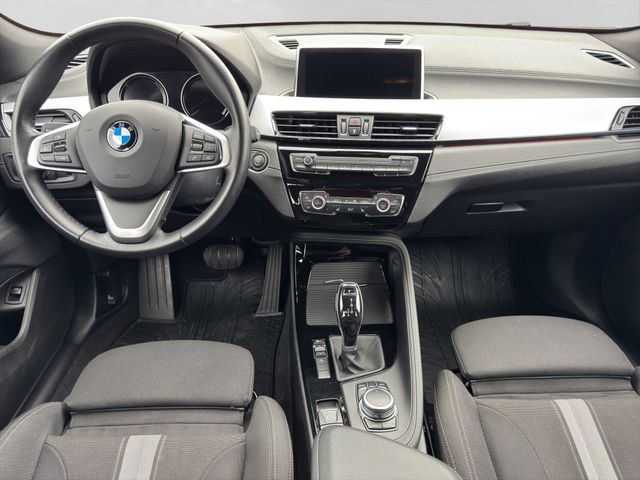 Fahrzeugabbildung BMW X2 sDrive 18i Automatik+LED+Kamera+Sportsi.+Navi