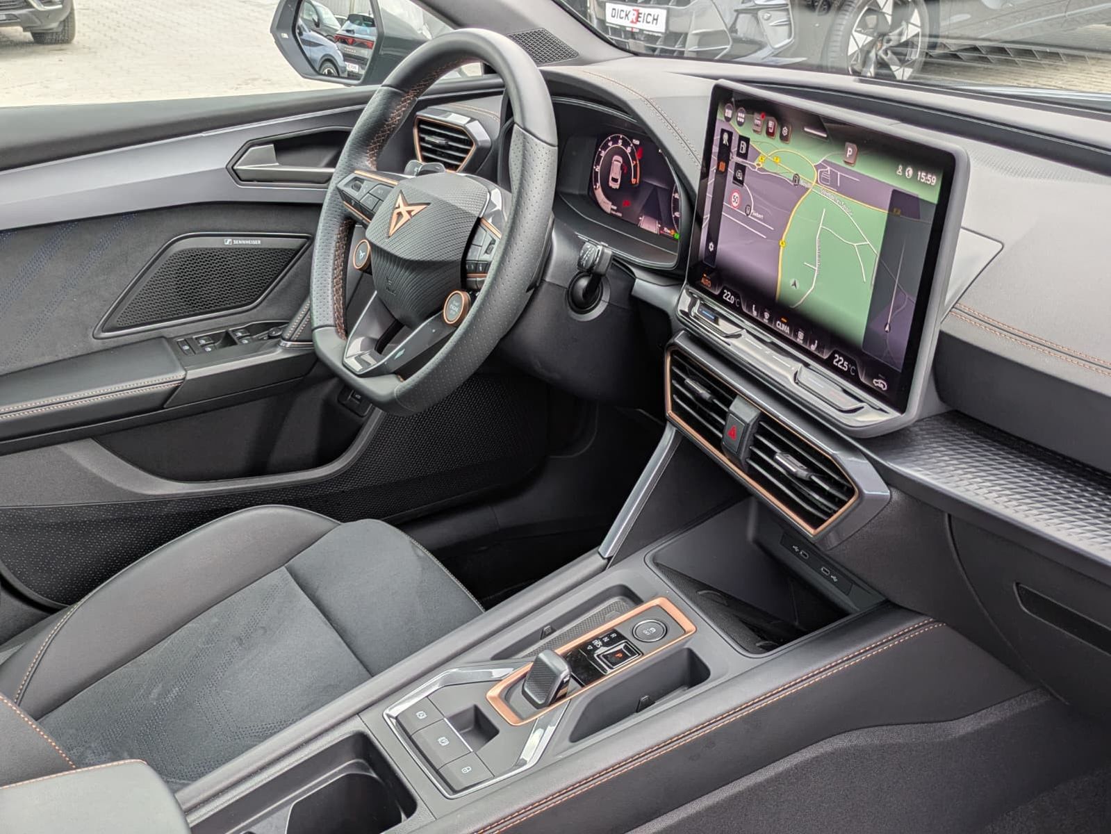 Fahrzeugabbildung CUPRA Leon 1.5 eTSI MATRIX*PANO*ALCAN.*AHK*SENN*Drive2