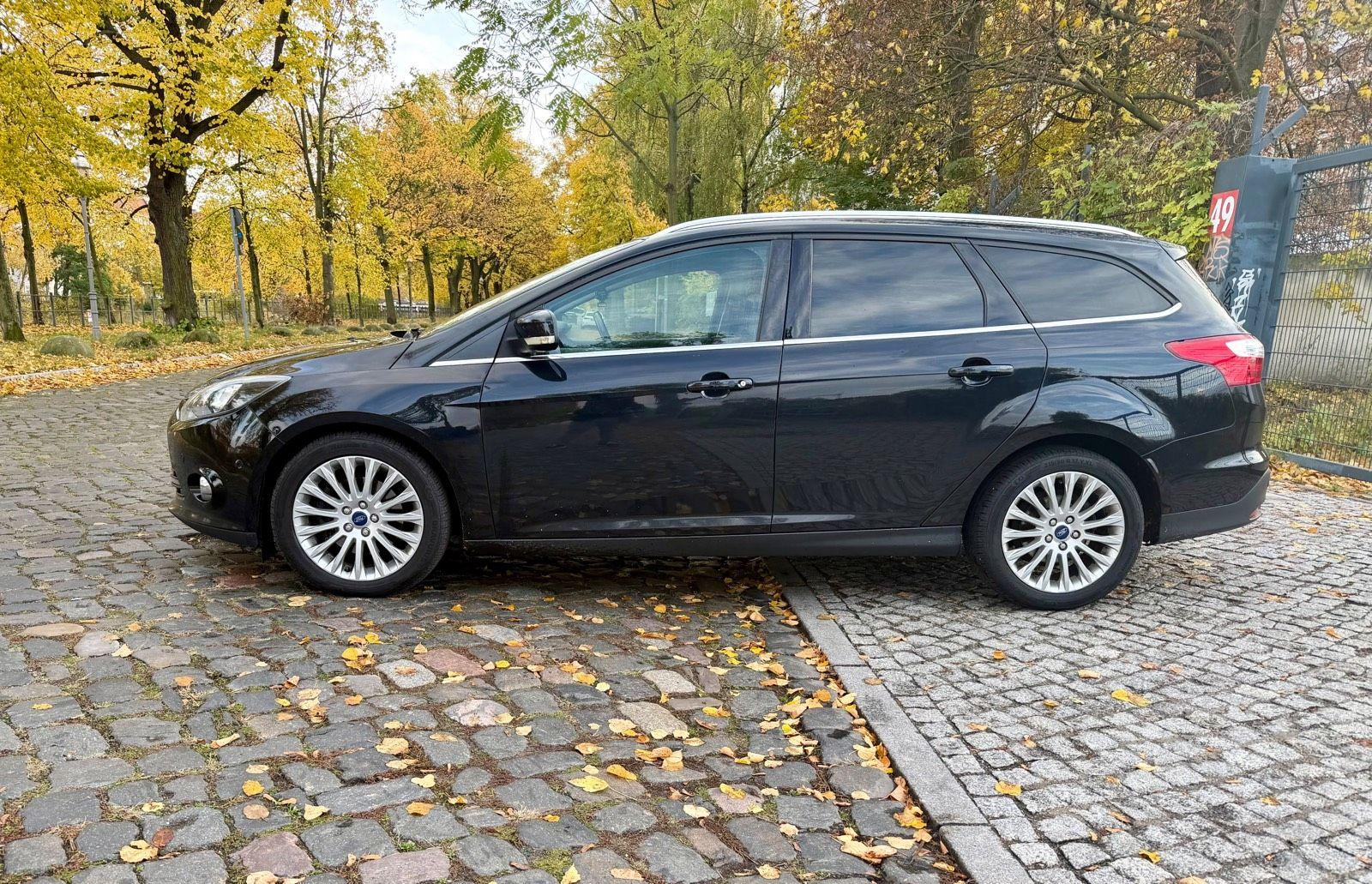 Ford Focus 2012 — rear view