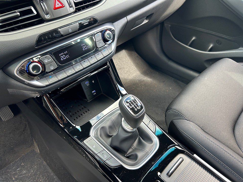 Fahrzeugabbildung Hyundai i30 FL KOMBI MY25 1.0T 6MT ADVANTAGE