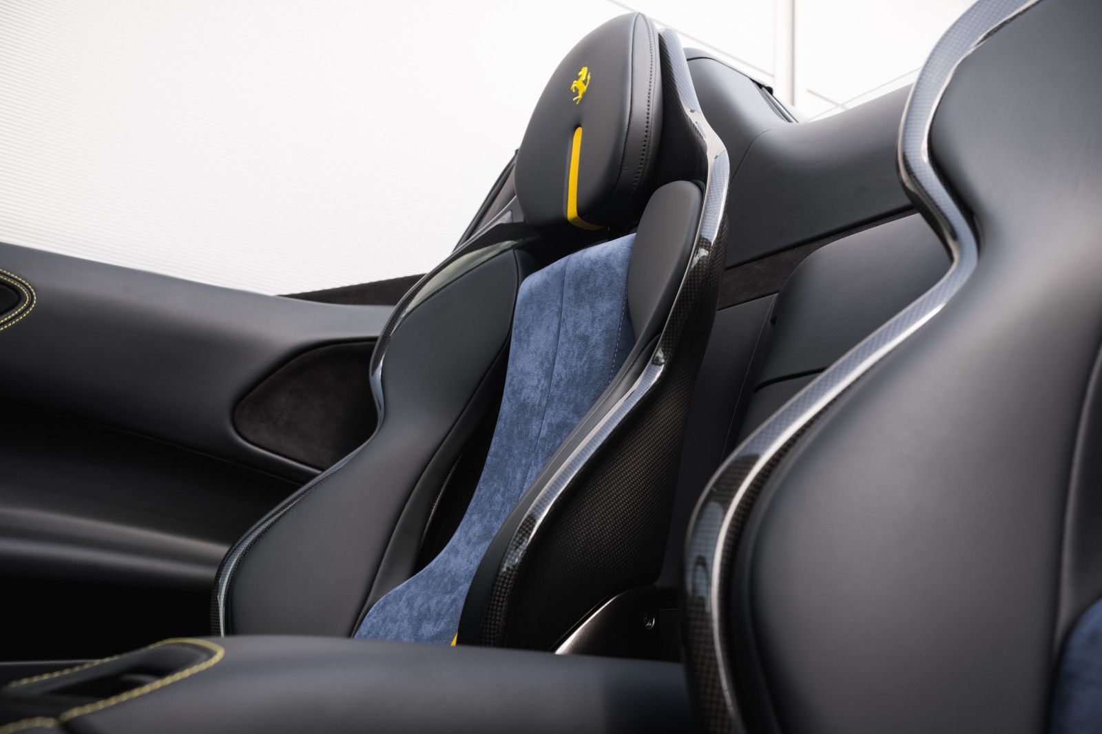 Fahrzeugabbildung Ferrari SF90 -Foliert-Lift-KarbonRacingSitze-JBL