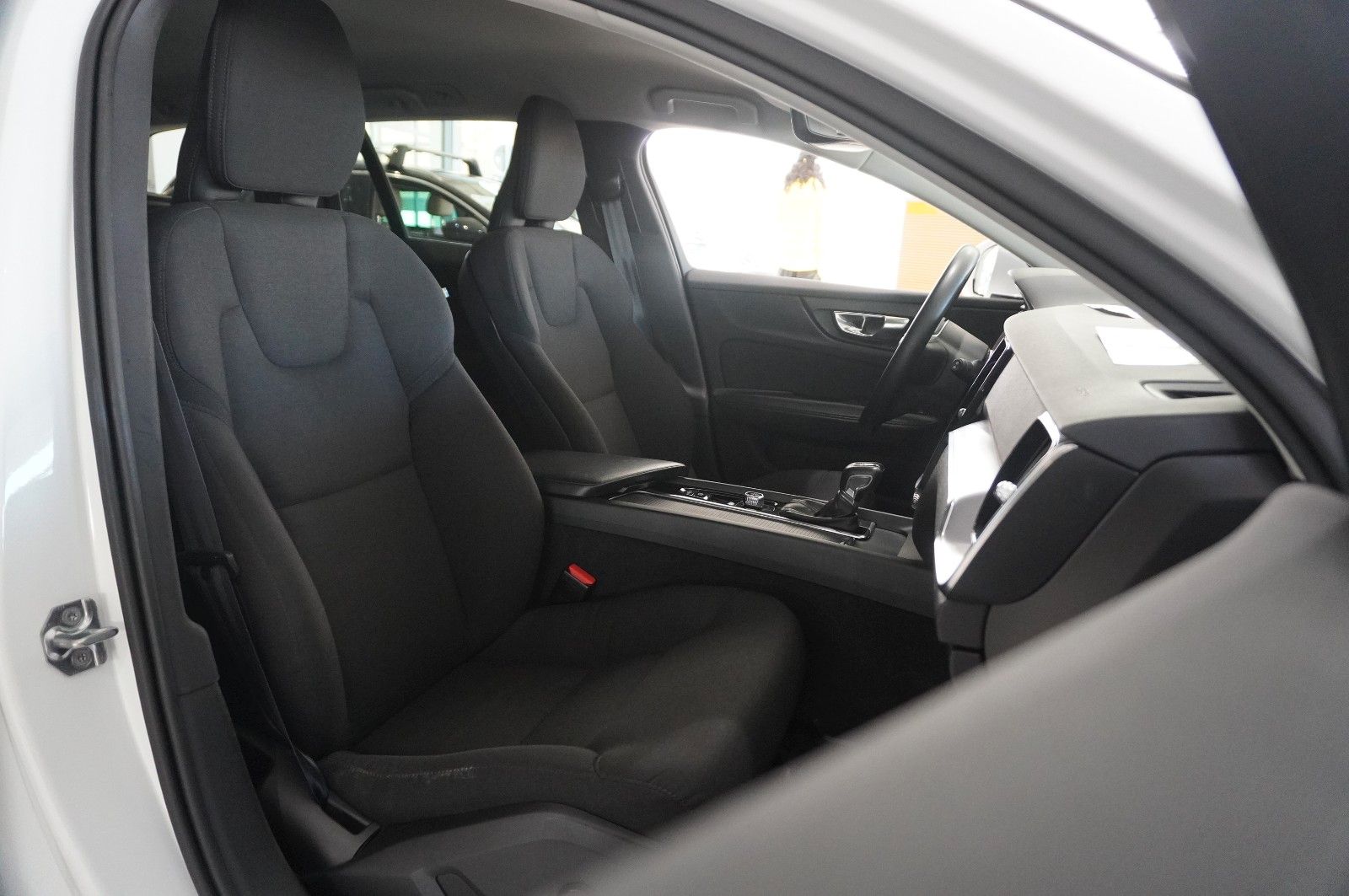 Fahrzeugabbildung Volvo V60 Kombi  MOMENTUM PRO NAVI/LED/KAMERA/SHZ/DAB+