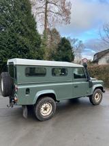 Land Rover Defender 110 TD4 Station Wagon E E - Land Rover Defender mit Diesel-Antrieb: Geländewagen