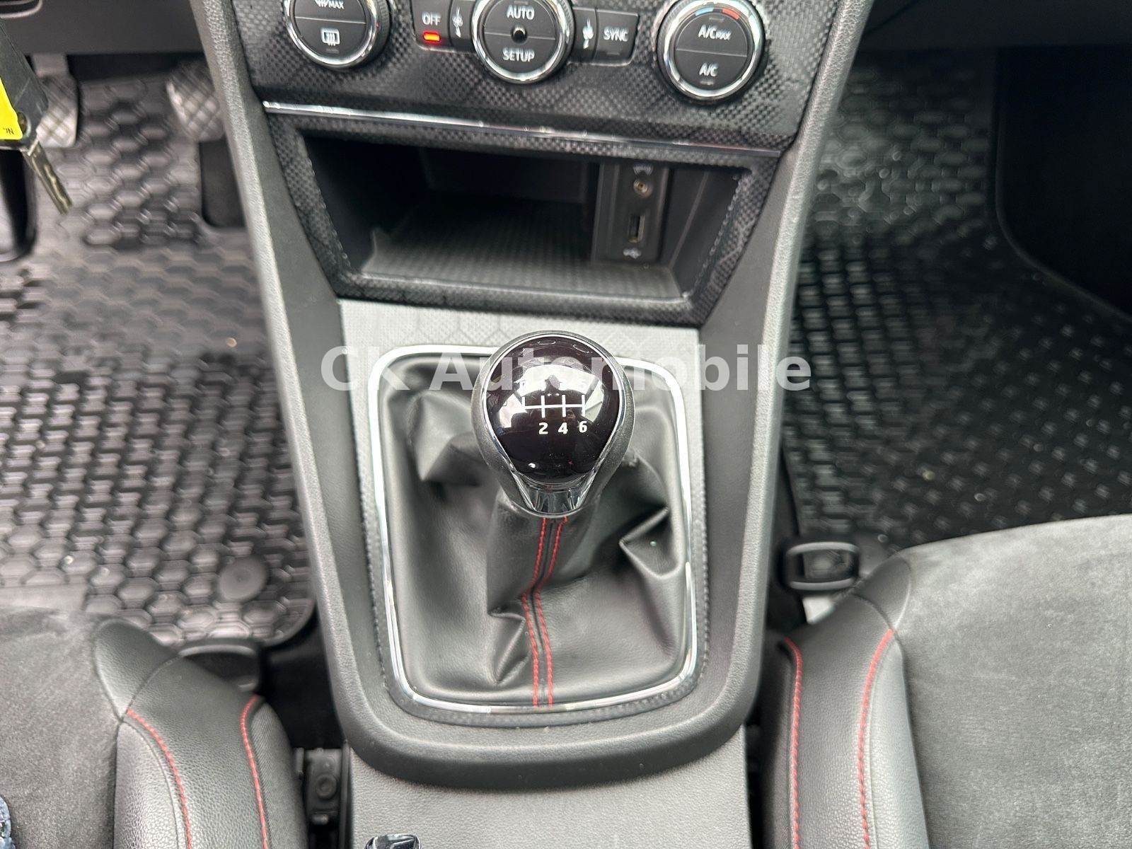 Fahrzeugabbildung SEAT Leon FR 2.0 TDI/Navi/LED/Alcantara/SHZ/PDC