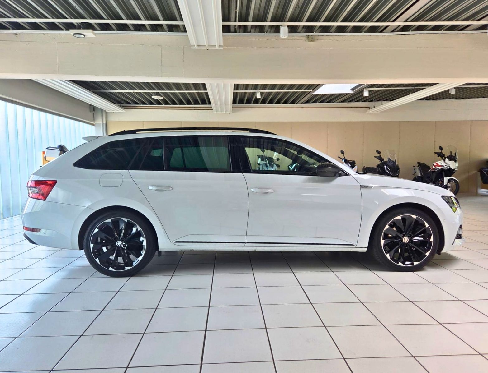 SKODA Superb — zdjęcie 4