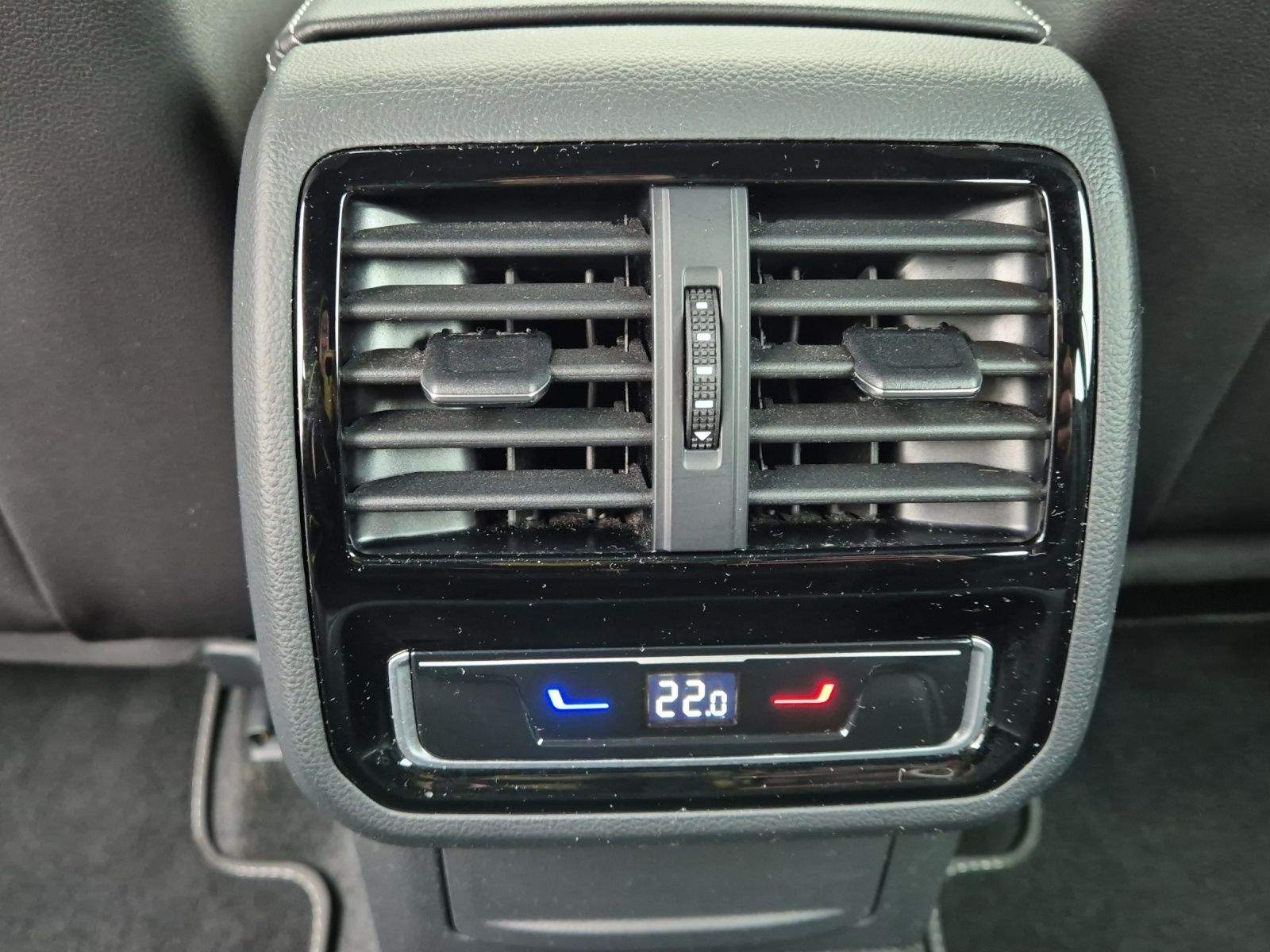 Fahrzeugabbildung Volkswagen Passat Variant TSI R-Line DSG Matrix Navi AID AC