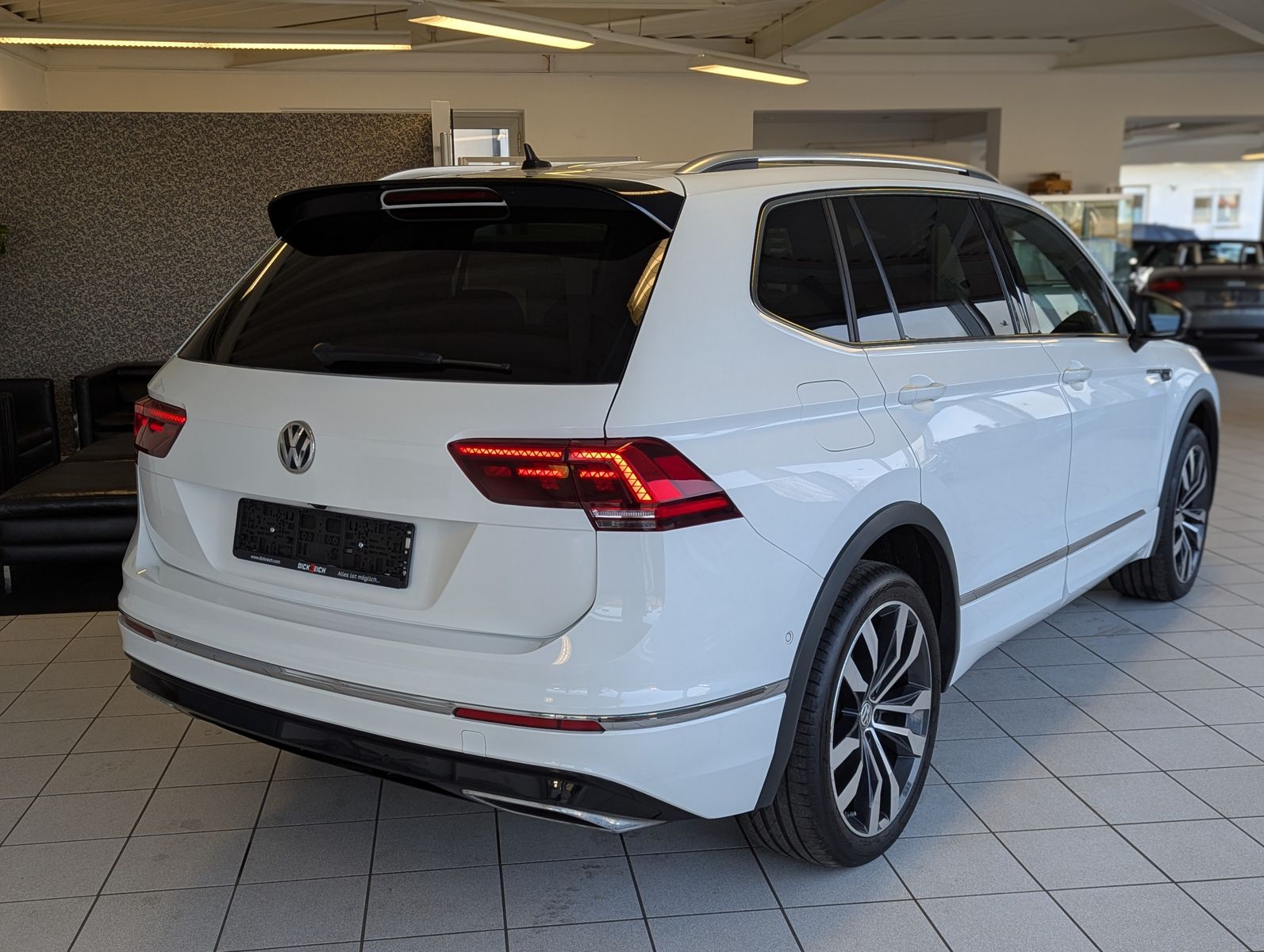 VW Tiguan Allspace 2.0 TDI DSG R-Line 4M Pano AHK - Image 7