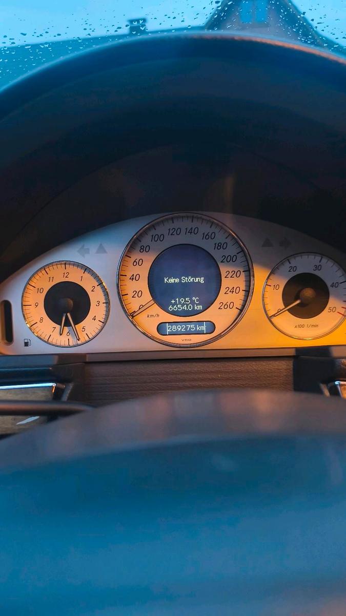 Mercedes-Benz E220 2004 — photo 10