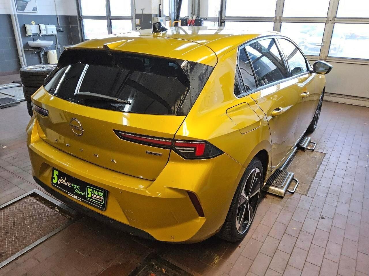 Fahrzeugabbildung Opel Astra L Lim. 1.6 HYBRID EDITION NAVI/LED/KAMERA