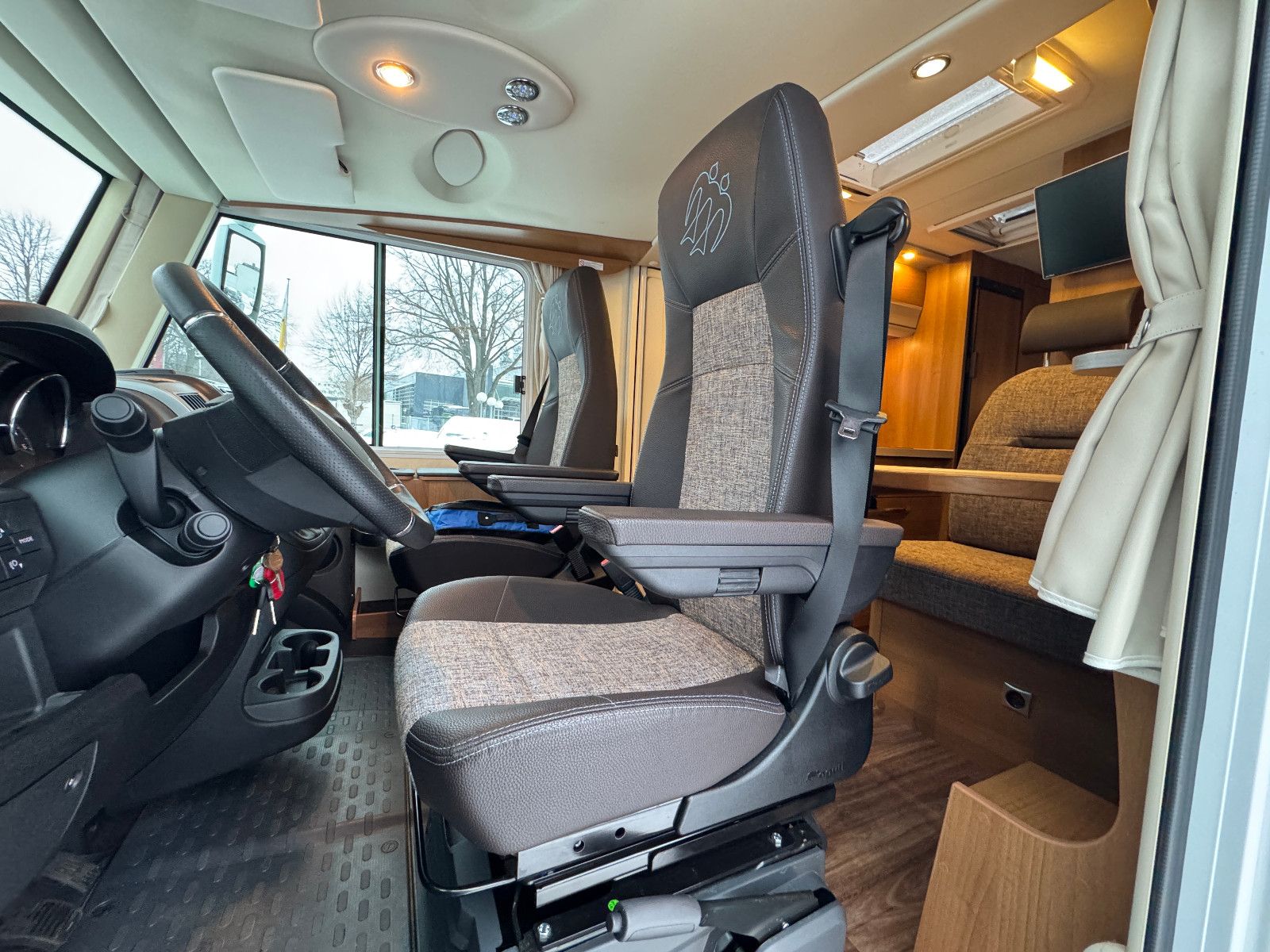 Fahrzeugabbildung Knaus VAN 650 I MEG AUTOMATIK LÄNGSBETT HUBBETT 1.HAND