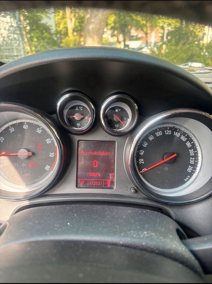 Opel Astra 2011 — photo 5
