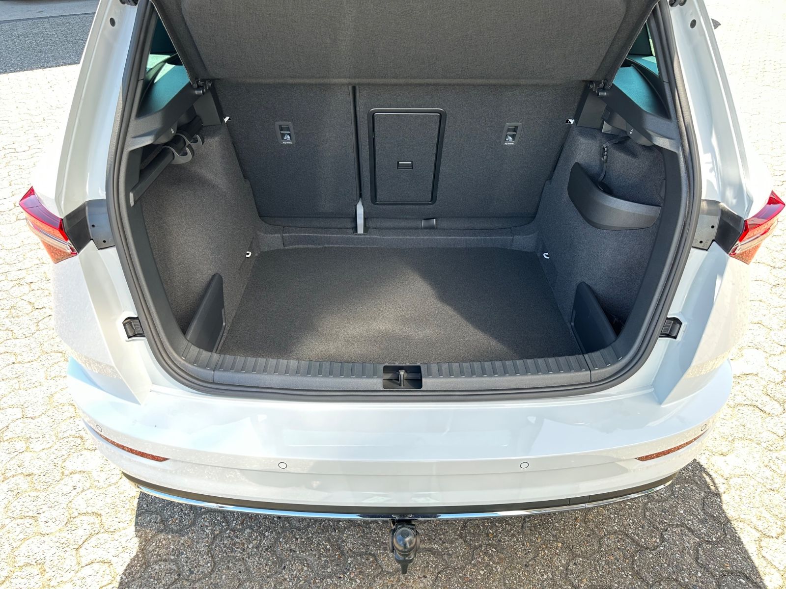 Fahrzeugabbildung SKODA Karoq 1.5 TSI Sportline DSG Pano/AHK/Navi/Matrix