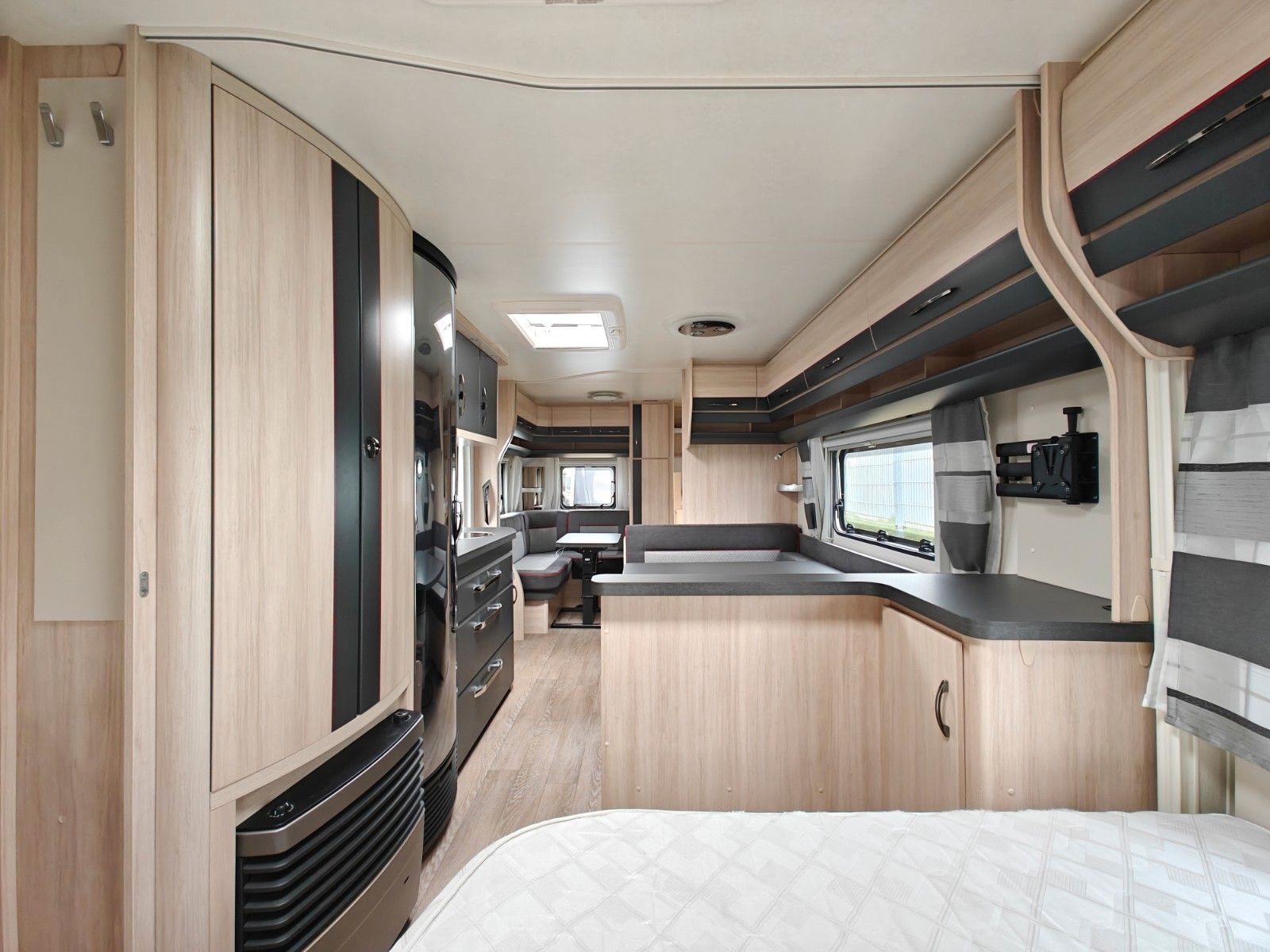 Fahrzeugabbildung Hobby De Luxe Edition 650 KMFe - Etagenbetten, 2x Sitz