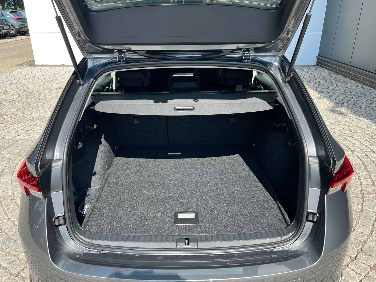 Fahrzeugabbildung SKODA Octavia Combi Essence 2.0 TDI *AHK, LED, SmartLi