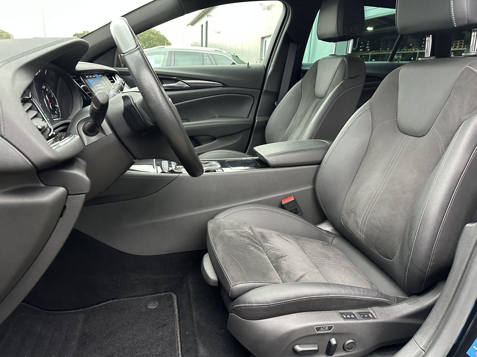 Fahrzeugabbildung Opel Insignia SpT 2.0 D Ultimate OPC+NAV+LED+AHK+20ZO