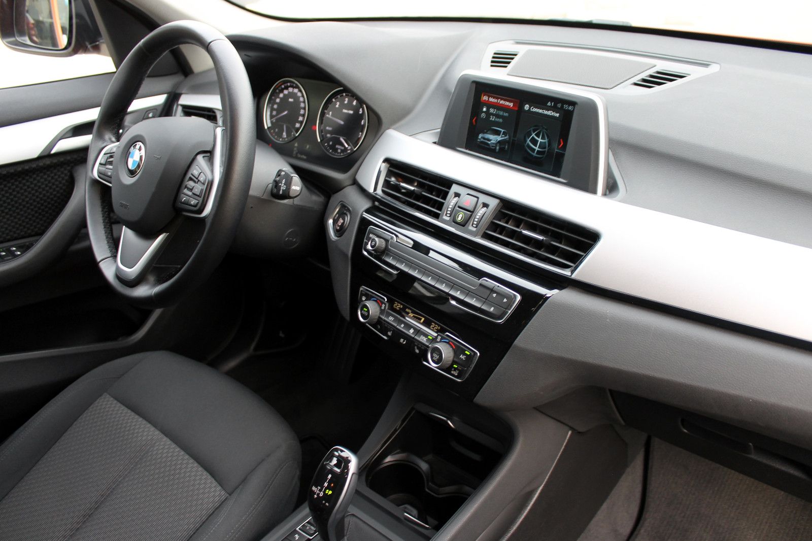 Fahrzeugabbildung BMW X1 sDrive 20i Steptr. Advantage KAM PDC SHZ TEMP