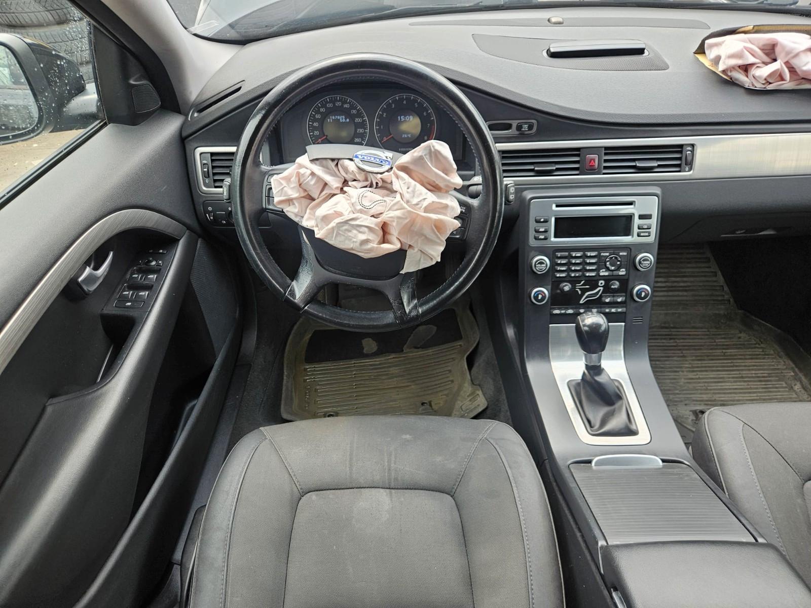 Volvo V70 2010 — photo 9