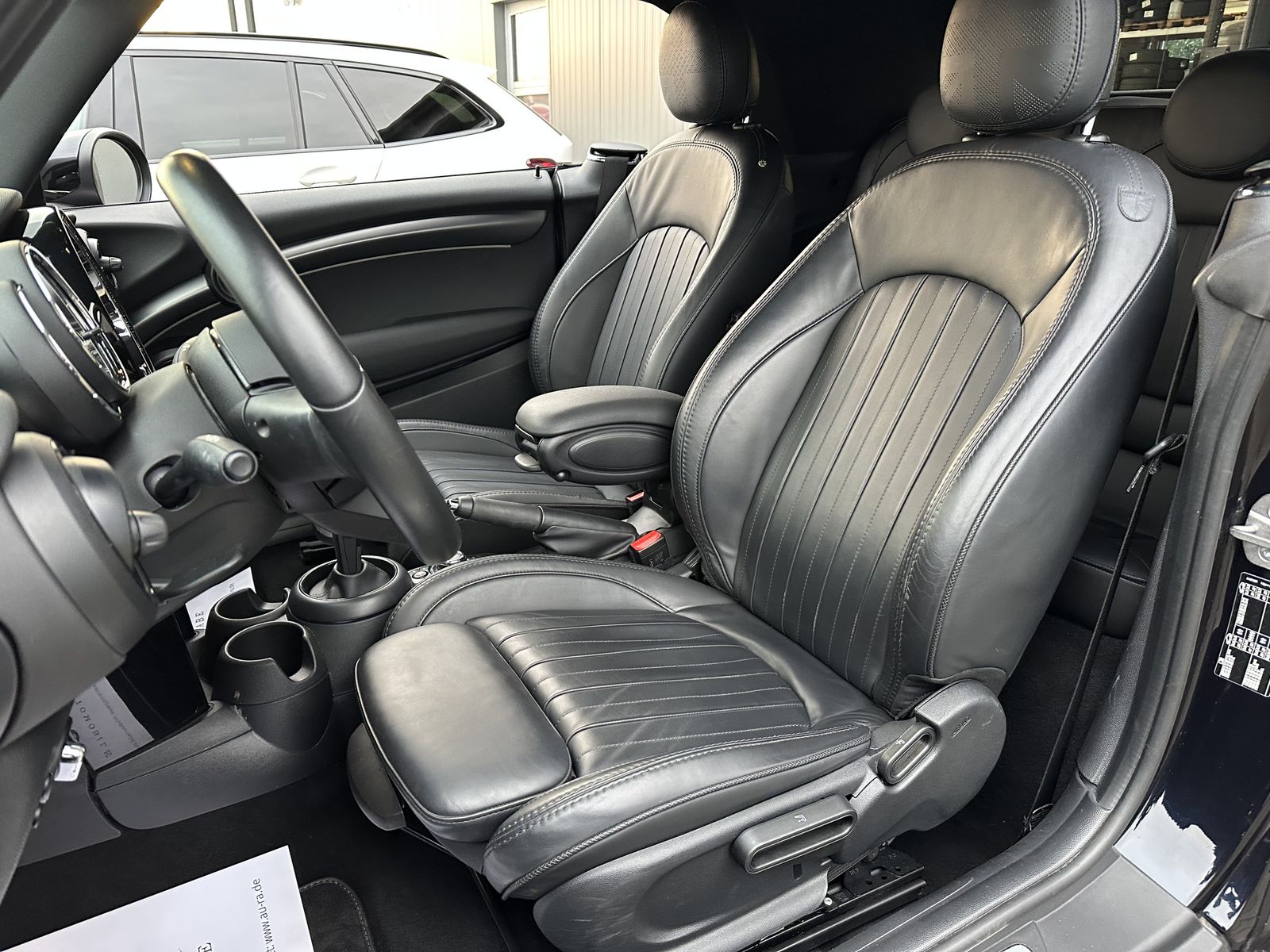 Fahrzeugabbildung MINI Cooper Cabrio MINI Yours Trim Aut. NAV+LED+17ZO