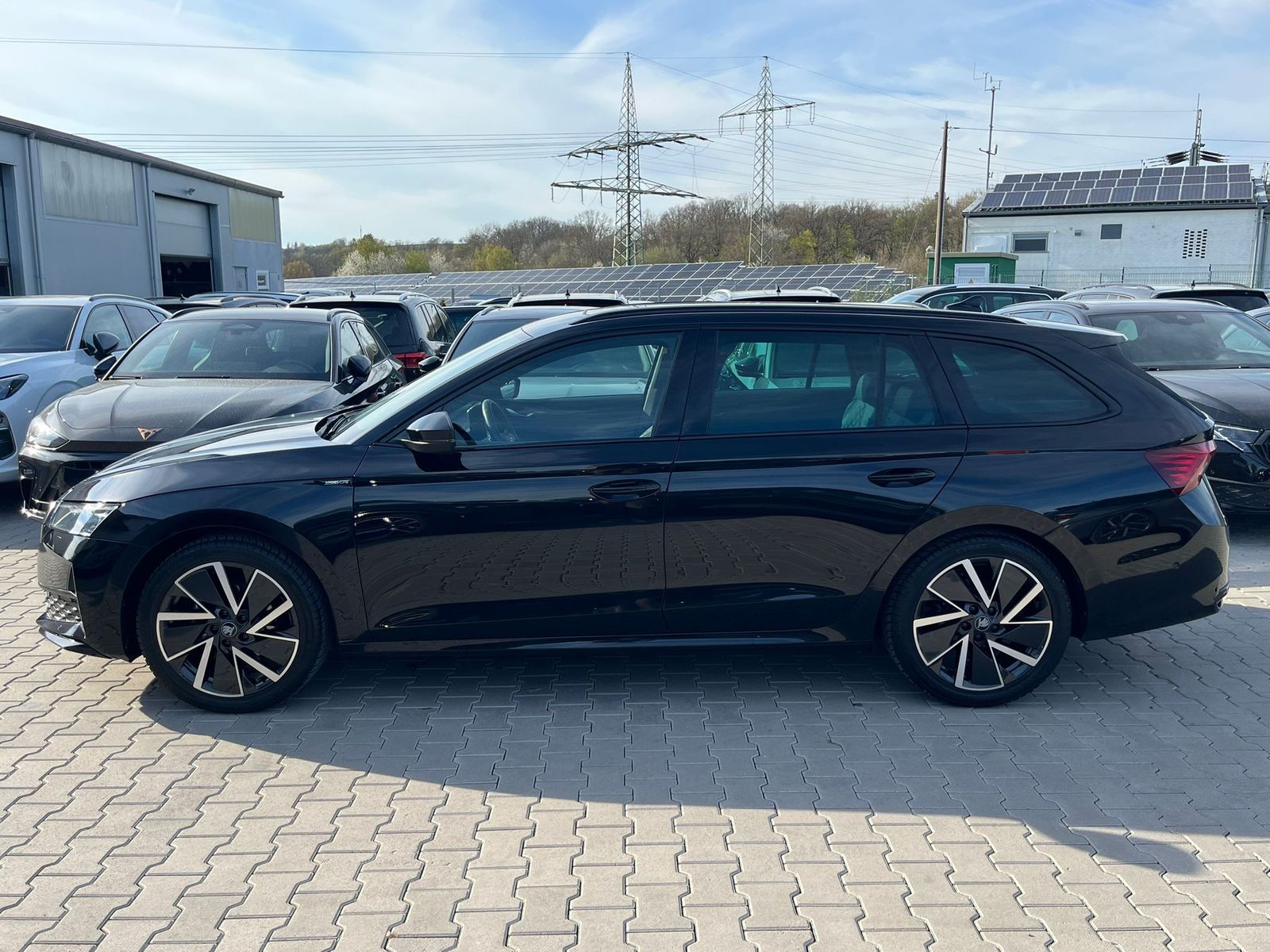 Fahrzeugabbildung SKODA Octavia 1.5 DSG Sportline PANO*MATRIX*AHK*5J.GAR