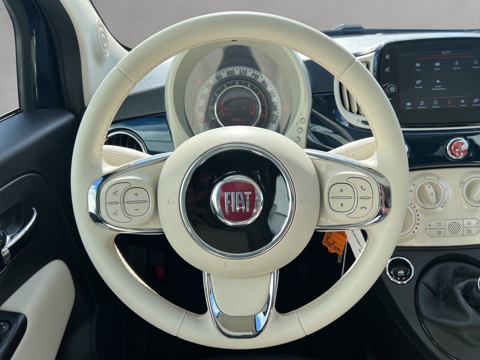Fahrzeugabbildung Fiat 500 1.0 MHD DolceVita PANO/PDC/KLIMA/TEMPOMAT/