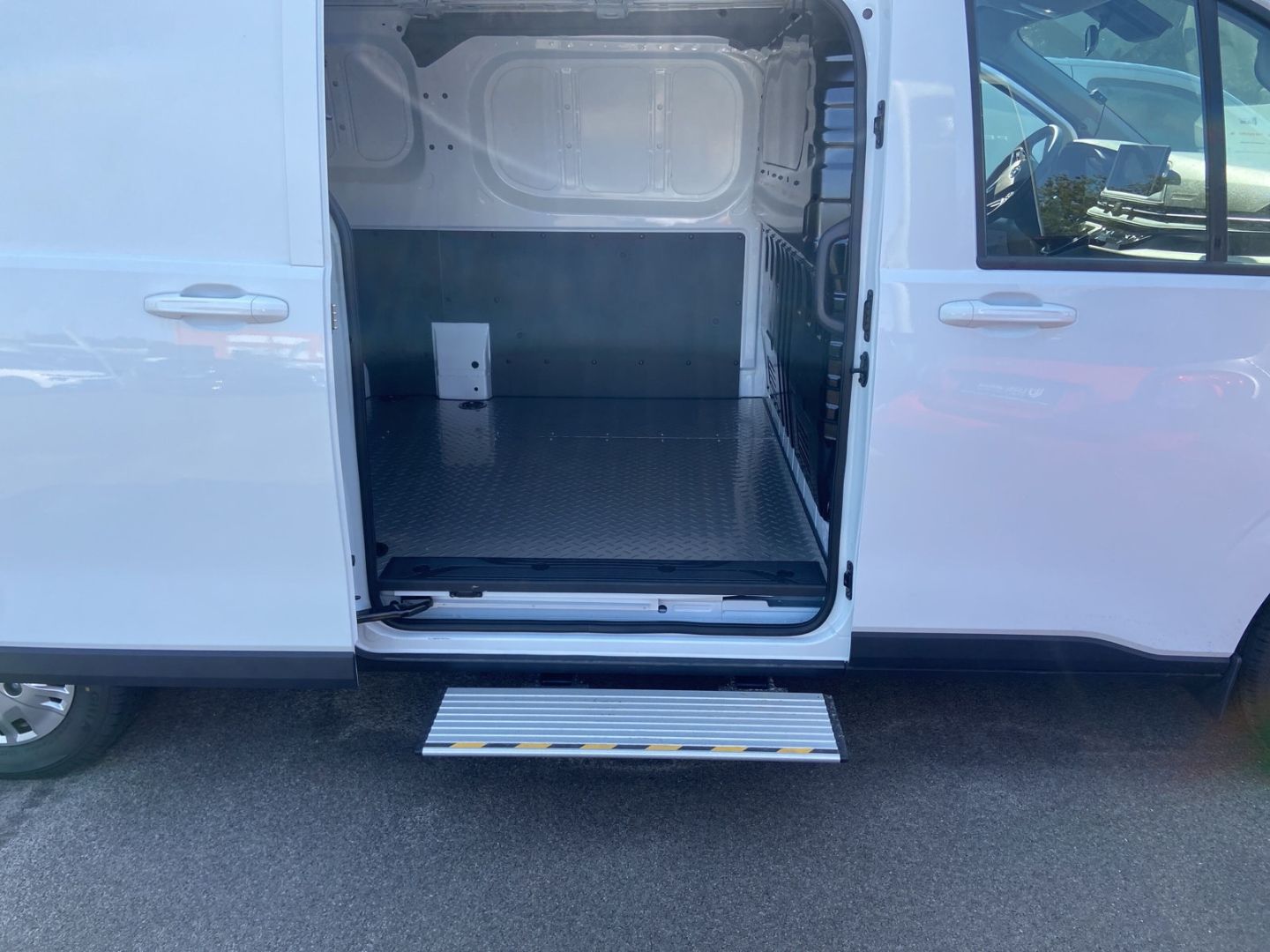 Fahrzeugabbildung Maxus Deliver7 2.0 TDCi KW L2 El. Schiebetüren CarPlay