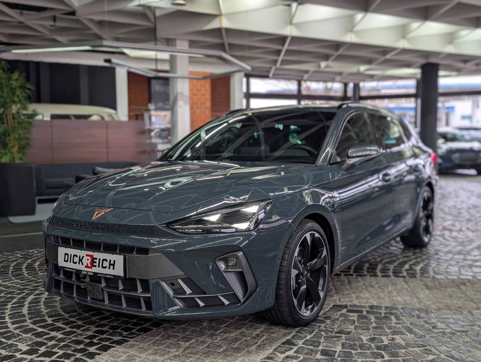 Fahrzeugabbildung CUPRA Leon 1.5 e-Hybrid PLUG-IN LED INTELIG-DRIVE EDGE