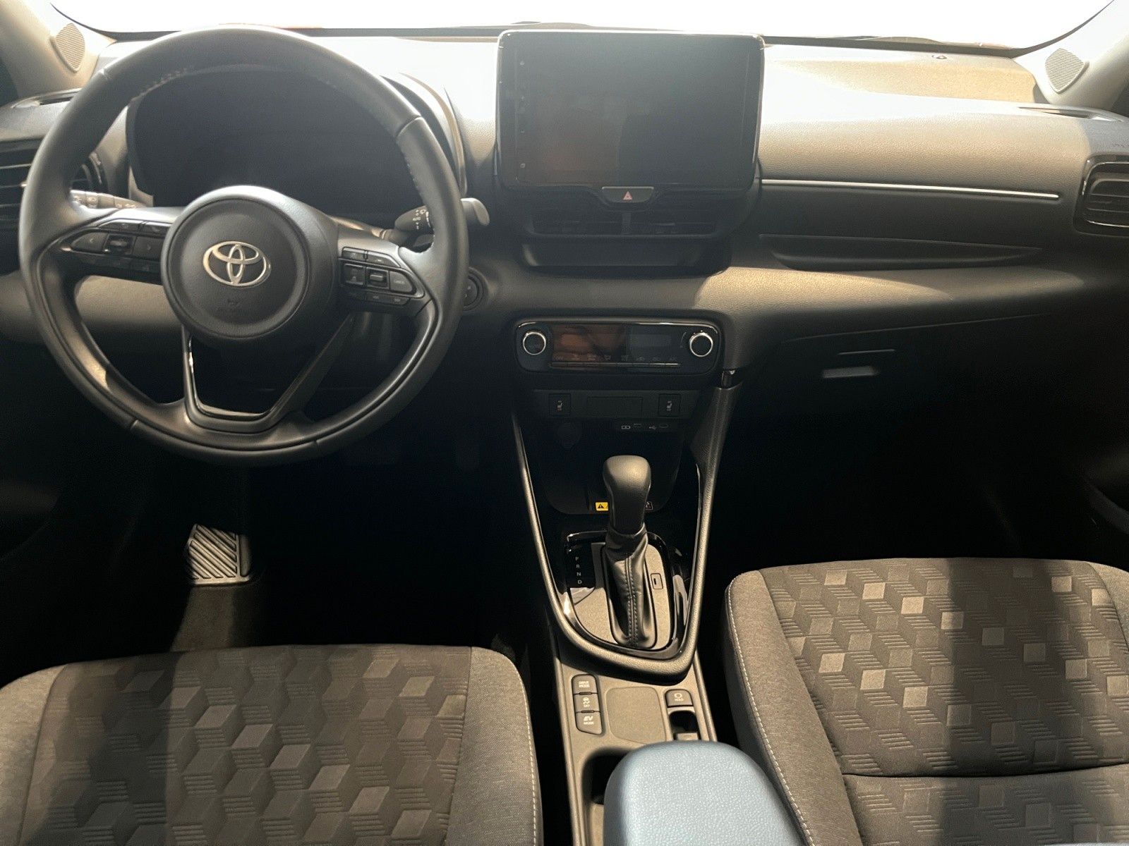 Fahrzeugabbildung Toyota Yaris Hybrid Teamplayer inkl. Rückfahrkamera