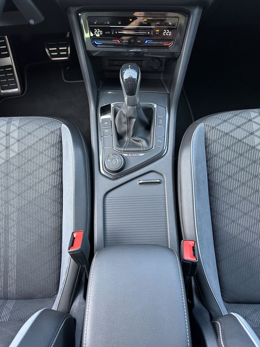 Fahrzeugabbildung Volkswagen Tiguan 2.0 TDI DSG 4M R-Line NAV+LED+ACC+CARPLAY