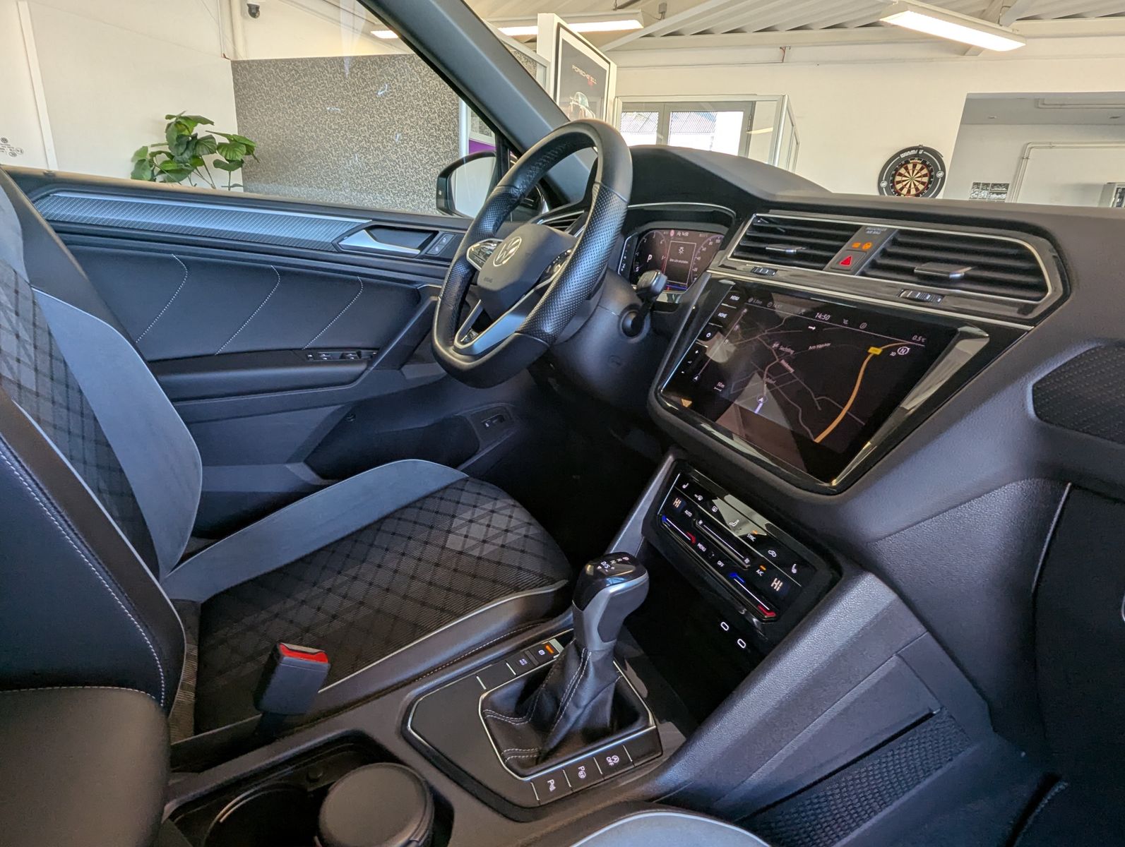 VW Tiguan 2.0 TDI DSG R-Line Matrix Pano HUD AHK 20 - Image 11