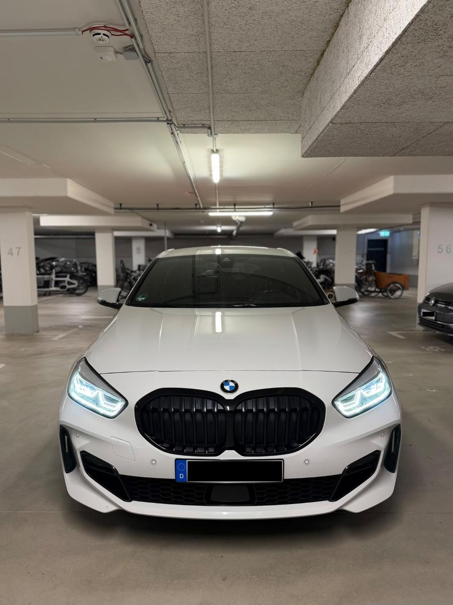 BMW 120d xDrive M Sport Head-Up-Display Digital-Cock