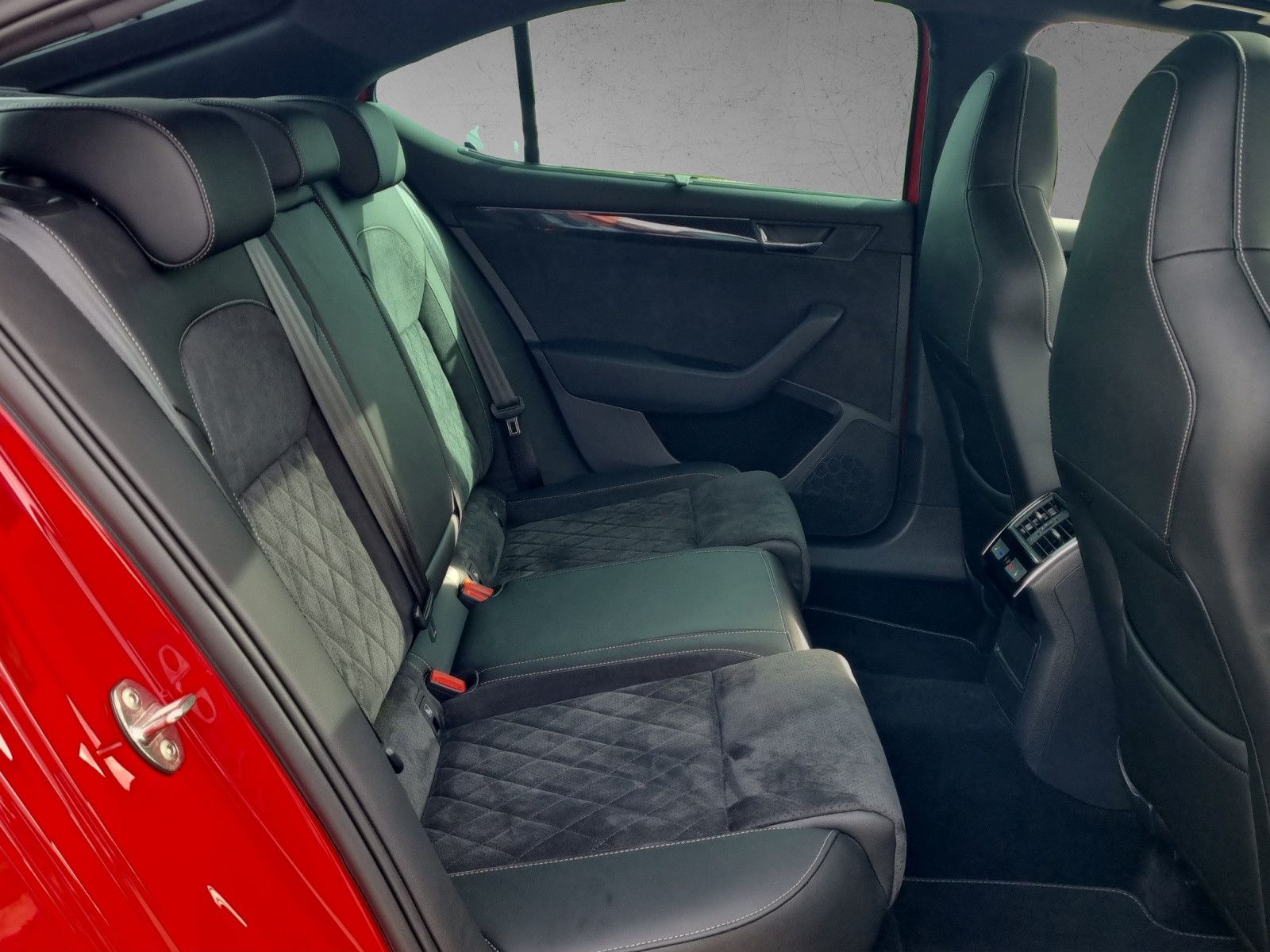 Fahrzeugabbildung SKODA Superb Lim. Sportline 4x4 2,0 TSI Pano Navi AHK