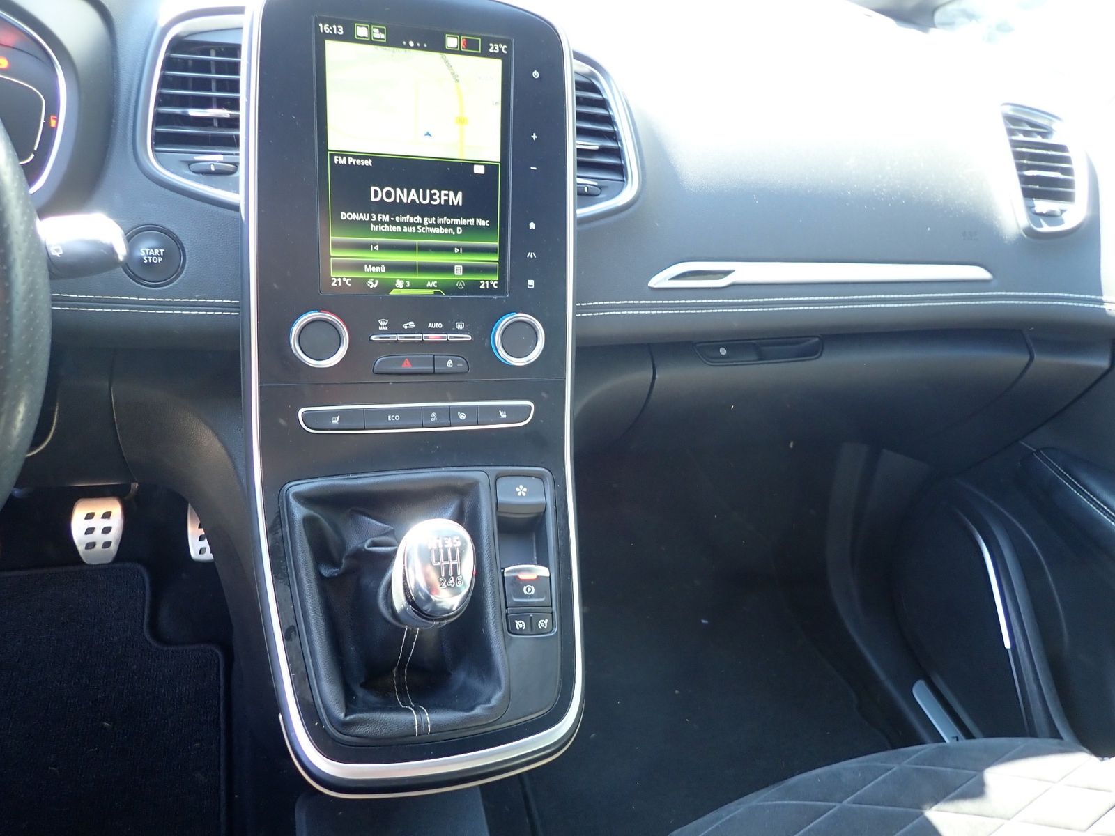 Fahrzeugabbildung Renault Scenic Black Edition TCe 140 /NAVI/GLASDACH/GJR
