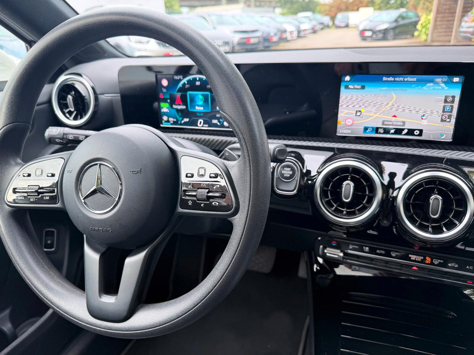 Mercedes-Benz A 250 e°Navigation°Parkass.°LED