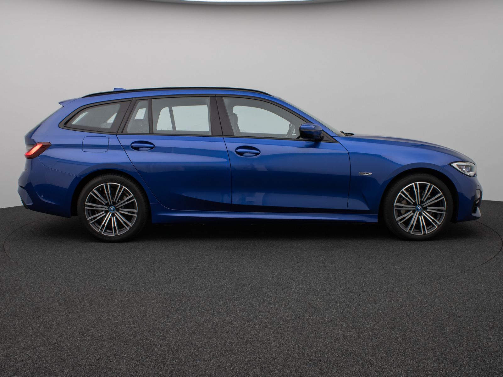 Fahrzeugabbildung BMW 330e  M Sport Panorama Laser Kamera HUD HiFi