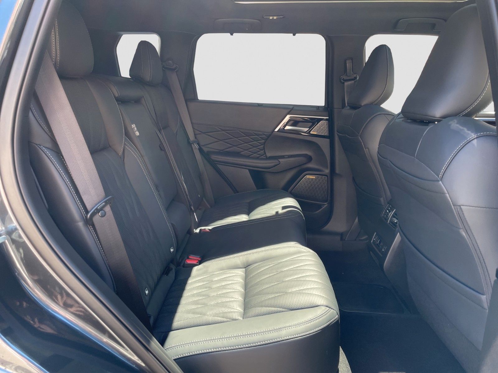Fahrzeugabbildung Mitsubishi Outlander 2.4 PHEV 4WD LUXURY BLACK AKTIONSPREIS