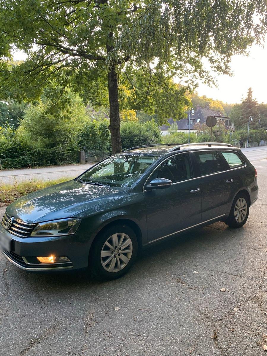 Volkswagen Passat 2012 — rear view