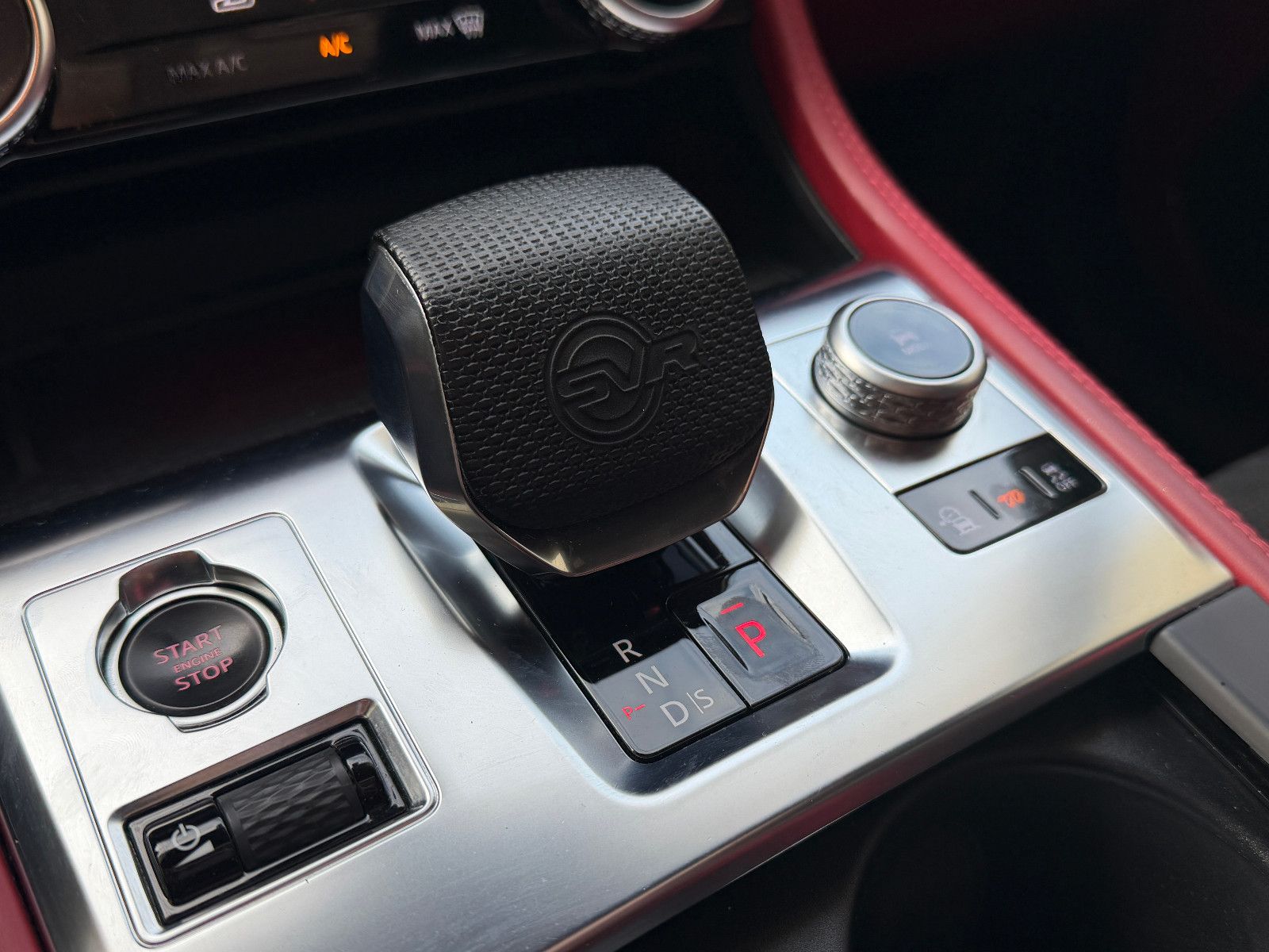 Fahrzeugabbildung Jaguar F-PACE SVR /PANO/MERIDIAN/HUD/360°KAM/MEMORY