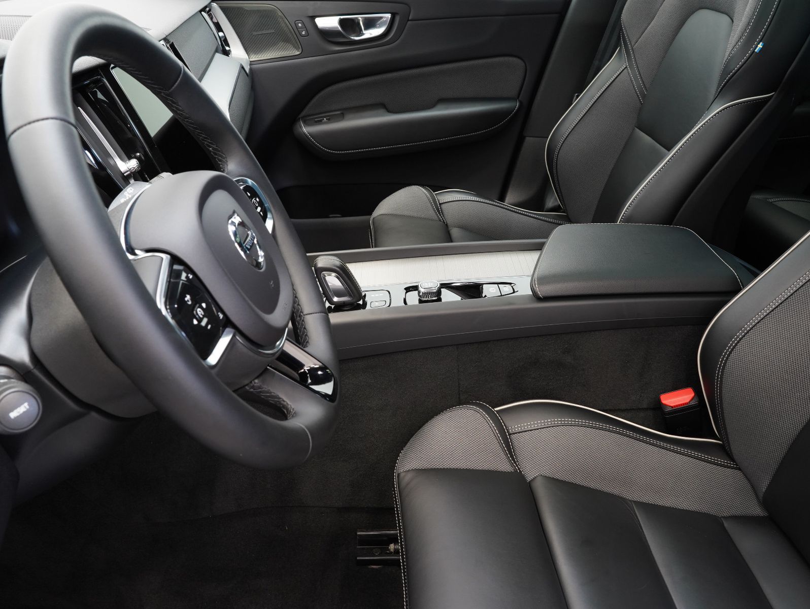 Fahrzeugabbildung Volvo XC60 T6 Recharge R Design FACELIFT/LED/ACC/AHK