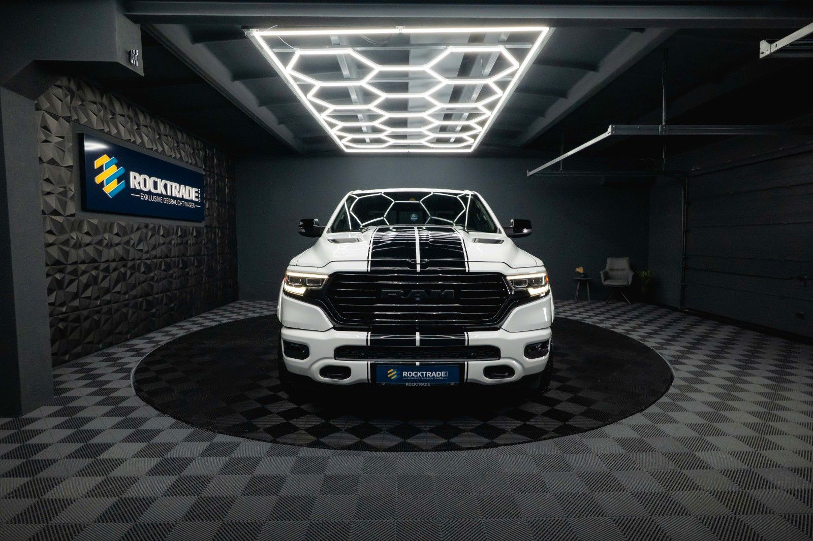 Fahrzeugabbildung Dodge RAM 5.7 V8 HEMI LIMITED Offroad Night-Paket *LED