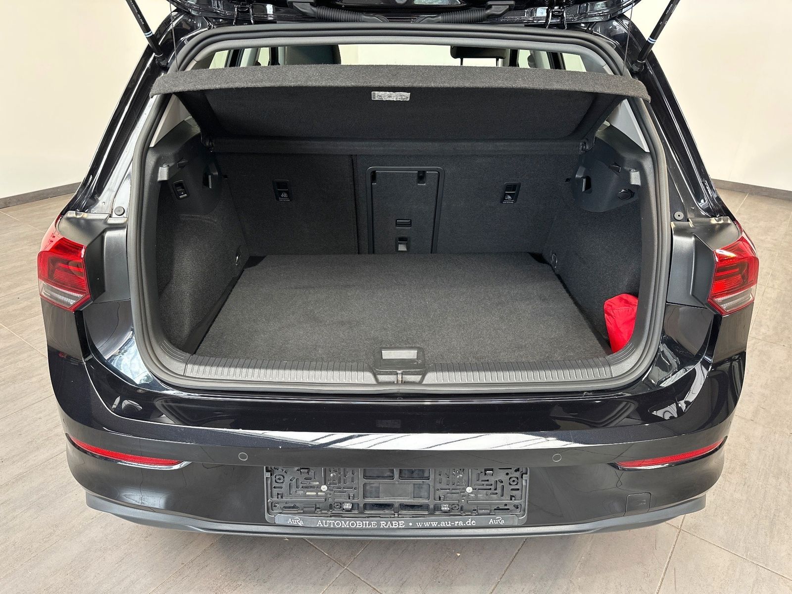 Fahrzeugabbildung Volkswagen Golf 2.0 TDI DSG Life NAV+LED+PANO+AHK+STHZ+HUD