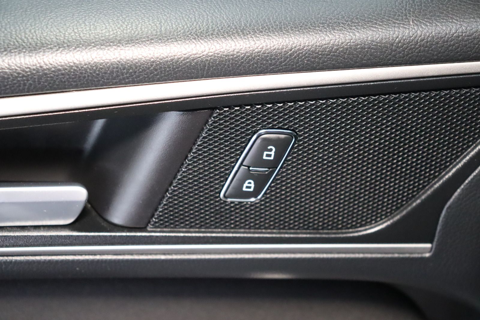Fahrzeugabbildung Ford S-MAX * Navi * Bi-Xenon * PDC
