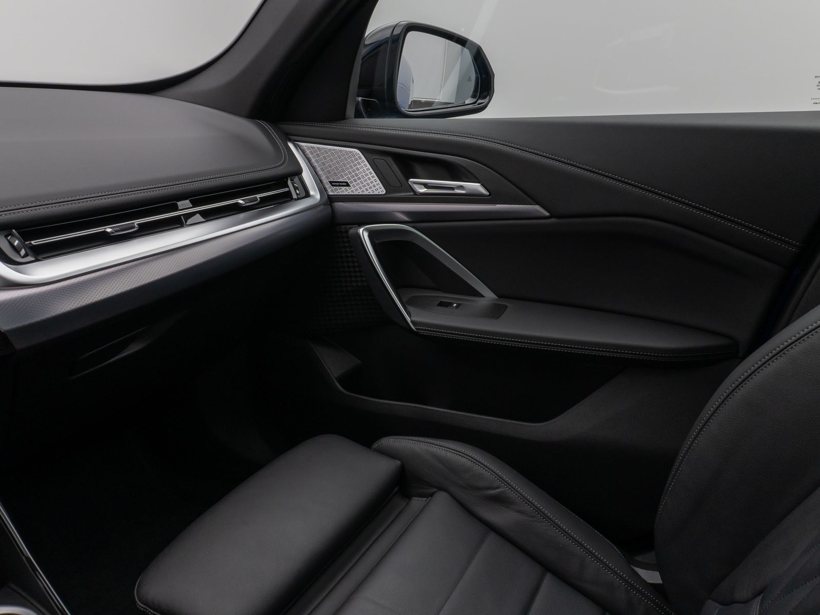 Fahrzeugabbildung BMW iX1 xD30 M Sport Pro Panorama 360°HUD DAB H/K