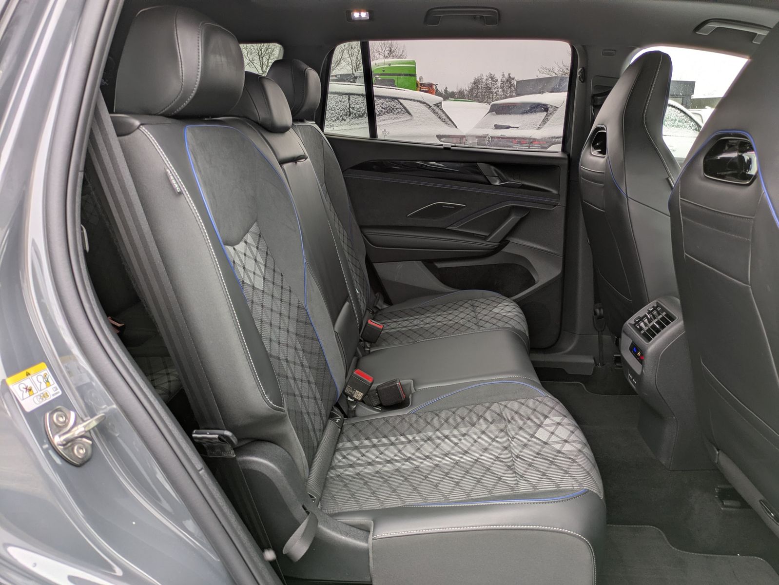 Fahrzeugabbildung Volkswagen Tayron 2.0 TDI 4M R-Line BLACK*7Si*MATRIX*PANO