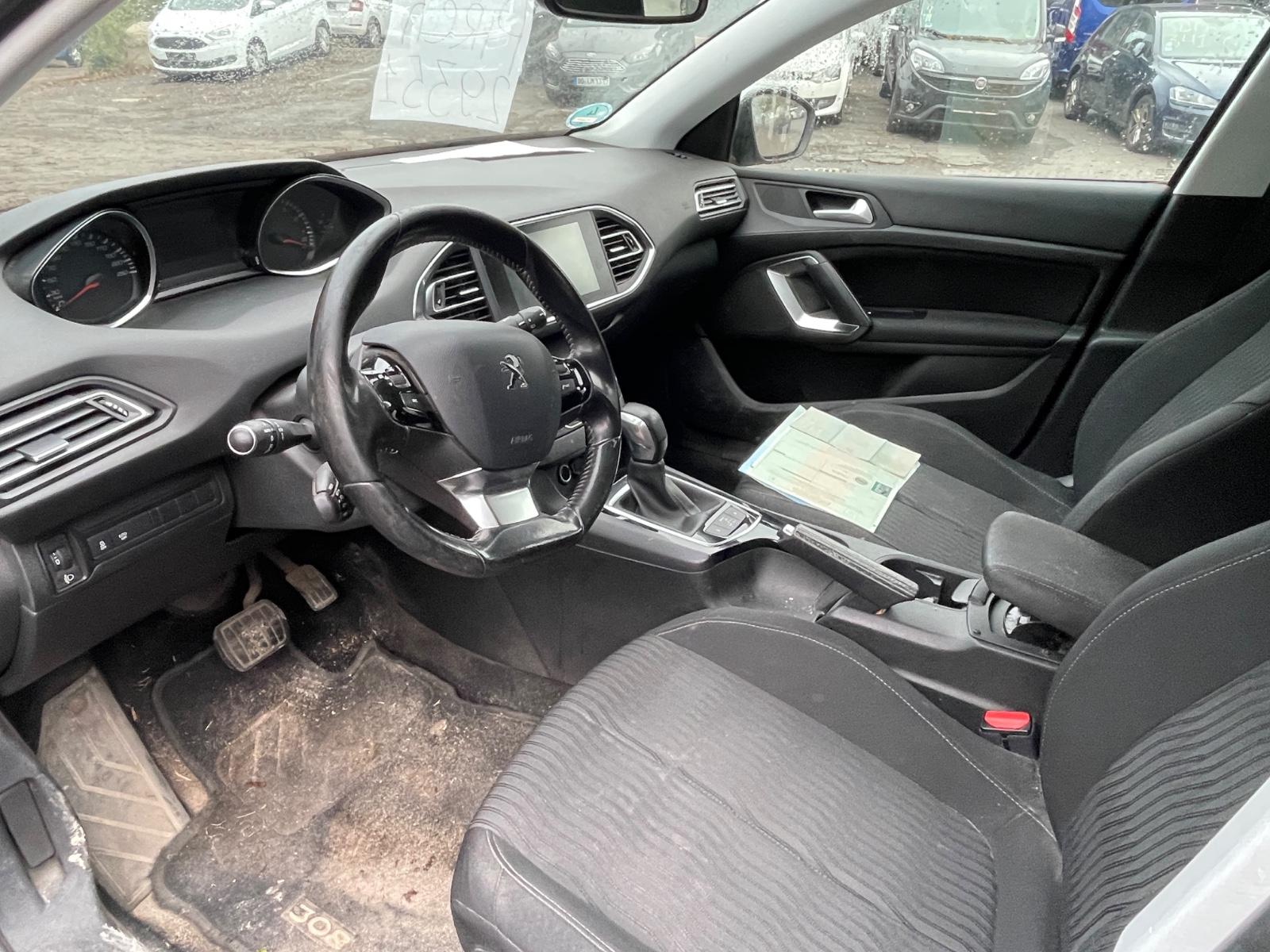 Peugeot 308 2015 — photo 16