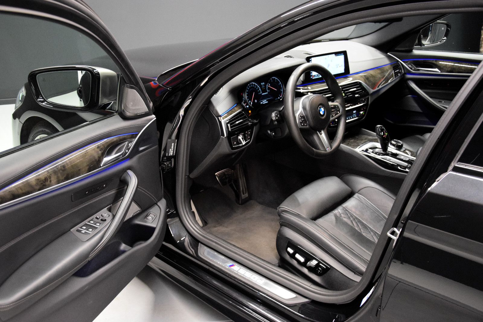 Fahrzeugabbildung BMW M550d xDr Tour Pano H/K HuD ACC Sitzlüft Massage