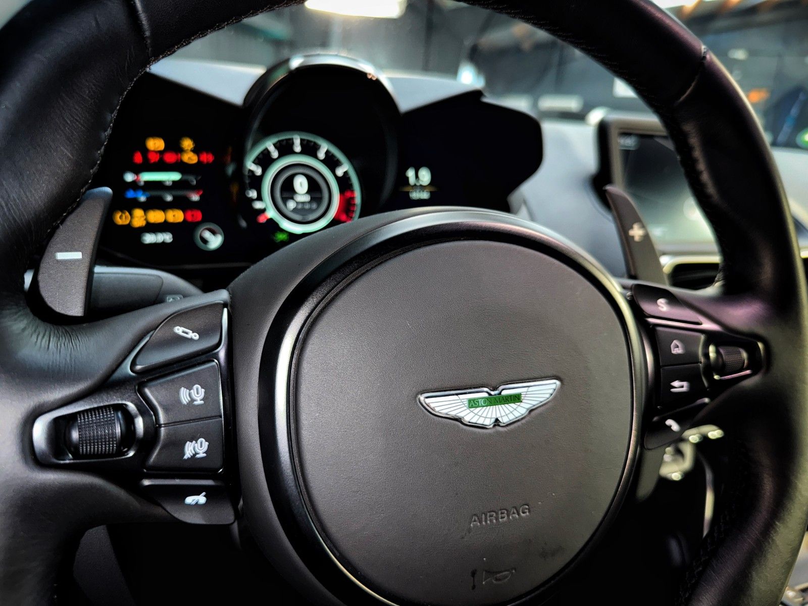 Fahrzeugabbildung Aston Martin V8 Vantage
