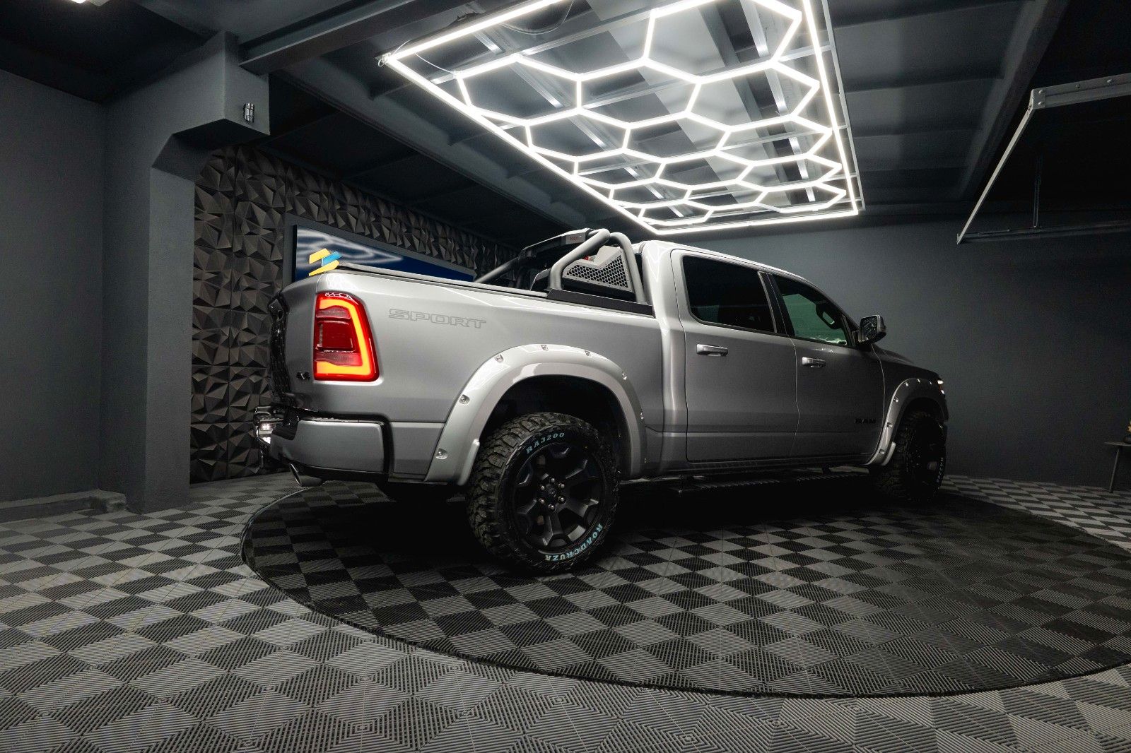 Fahrzeugabbildung Dodge RAM 5.7 V8 HEMI 4x4 Offroad Night Limited 19%