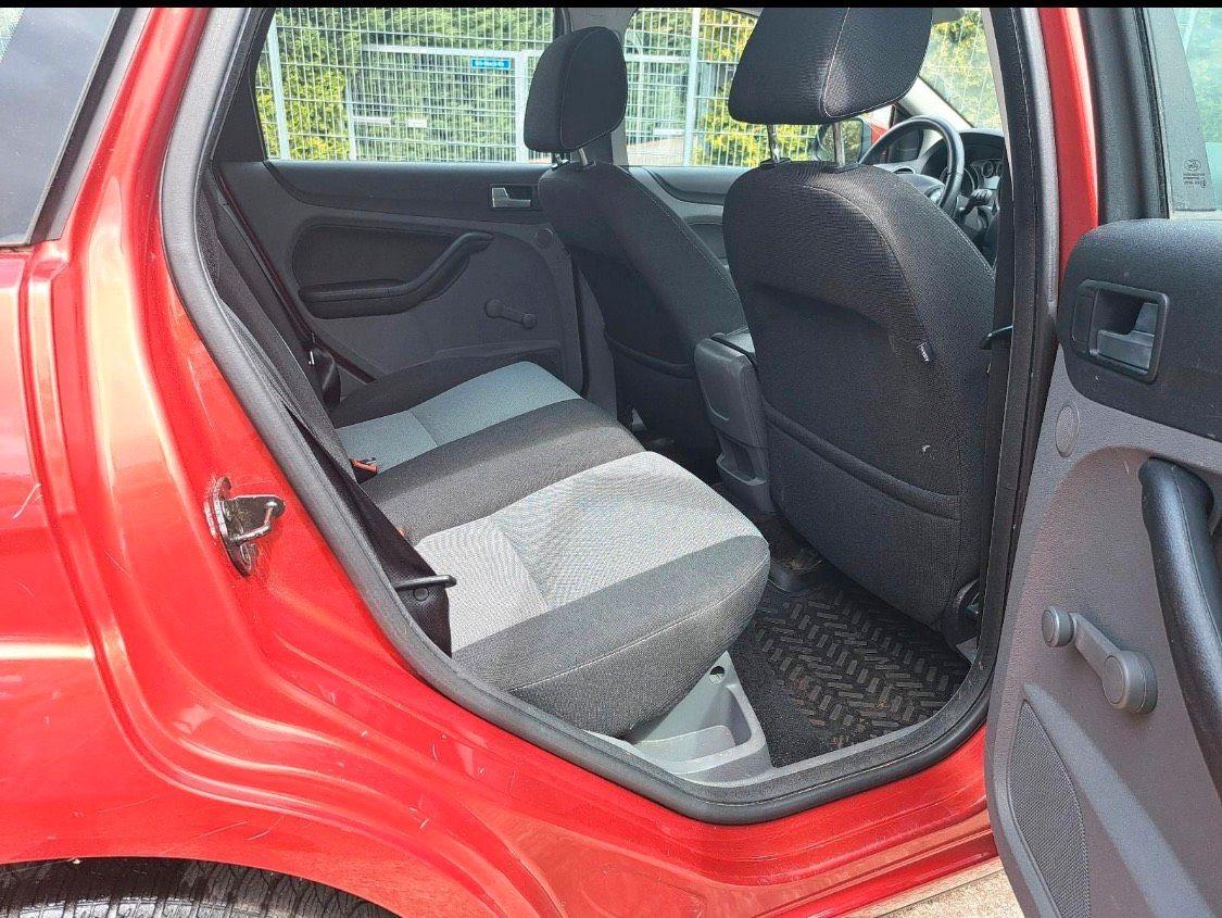 Ford Focus 2010 — photo 12