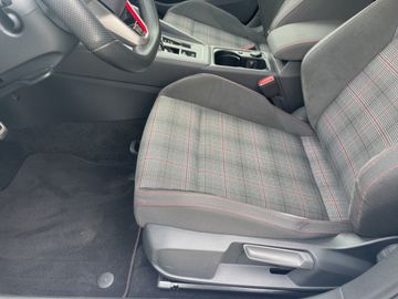 Volkswagen Golf VIII 2.0 TSI DSG GTI LED-PLUS CAM SHZ PDC