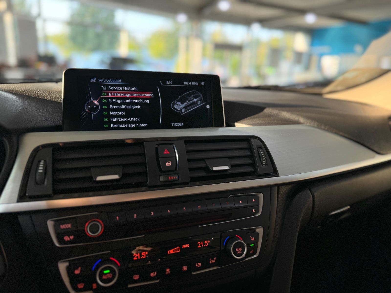 Fahrzeugabbildung BMW 320d Modern Line Panorama Kamera HUD Komfort